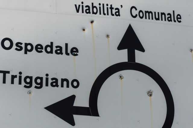 Quel cartello crivellato di colpi all'ingresso di Triggiano: �Cos� i clan marcano il territorio�